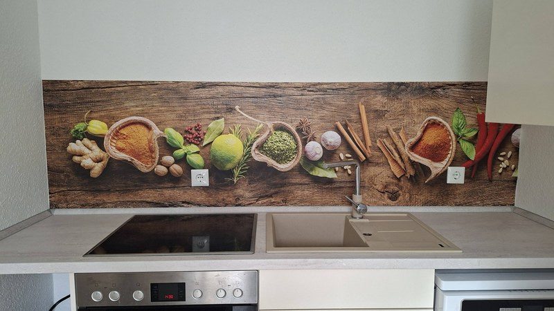 Küchenrückwand selbstklebend - Gewürze auf Holz