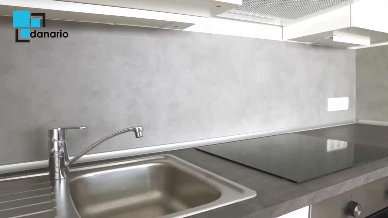 Küche mit fertig montierter Küchenrückwand
